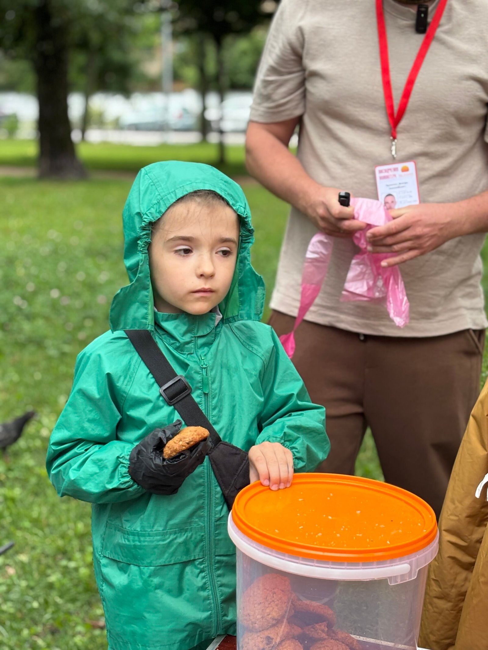 Волонтер з обідом